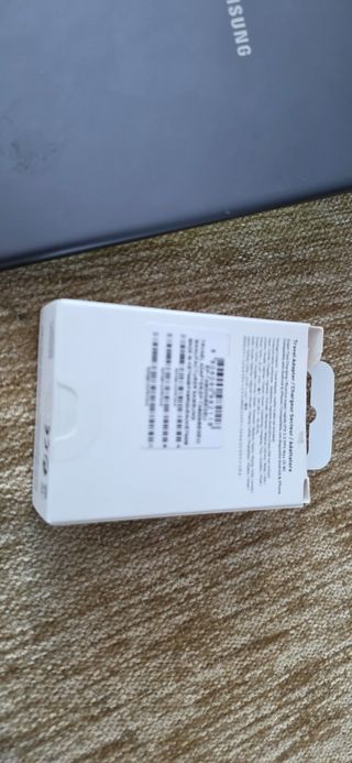 Tablet Samsung + cargador + auriculares