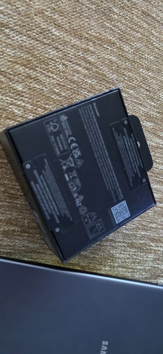 Tablet Samsung + cargador + auriculares