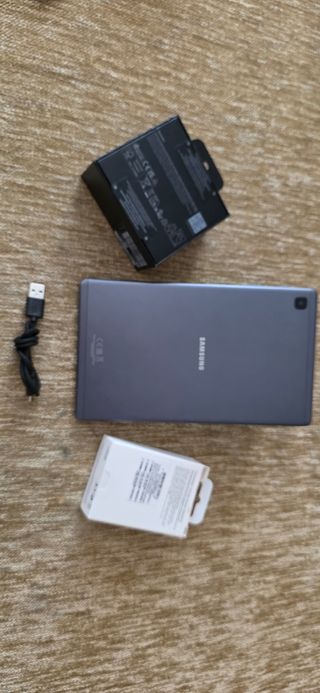 Tablet Samsung + cargador + auriculares