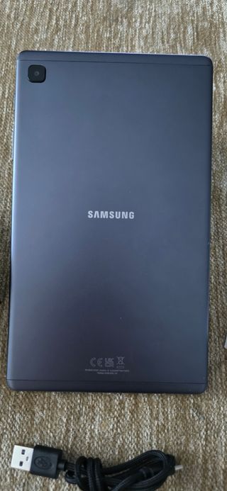 Tablet Samsung + cargador + auriculares