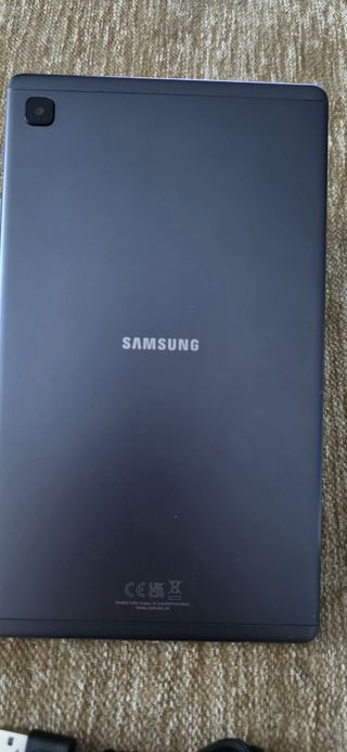 Tablet Samsung + cargador + auriculares