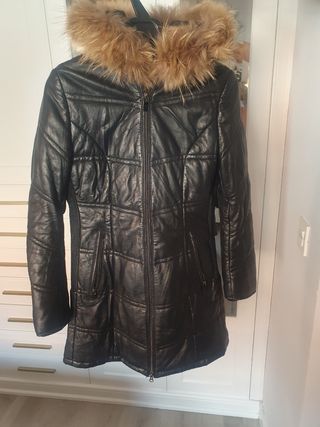 Abrigo cuero negro capucha  pelo natural mapache.