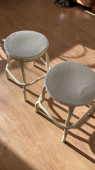 2 Taburetes Ikea Blancos con dos cojines  