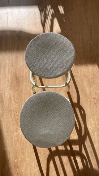 2 Taburetes Ikea Blancos con dos cojines  