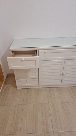 Escritorio blanco con espejo