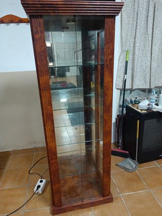 Vitrina madera-vidrio marrón