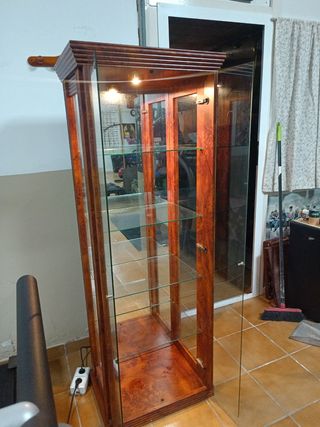 Vitrina madera-vidrio marrón