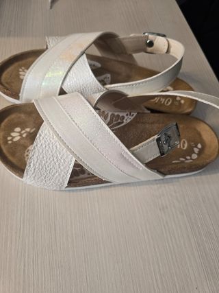 Sandalias blancas niña de Merkal.
