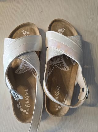 Sandalias blancas niña de Merkal.
