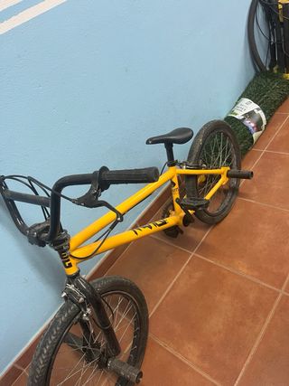 BMX bici amarilla