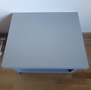 Mesa auxiliar gris con ruedas