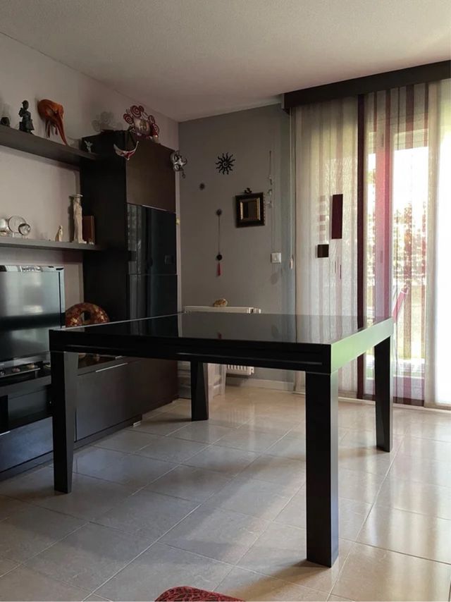Mesa de salón extensible marrón wengué + 8 sillas