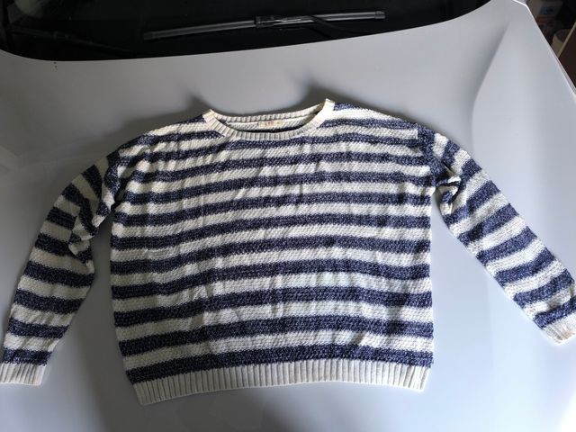 Suéter a rayas azul y blanco