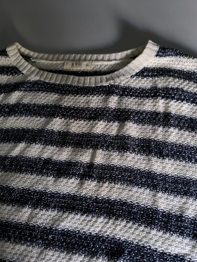 Suéter a rayas azul y blanco