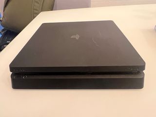 PS4 slim 1TB + 5 juegos 