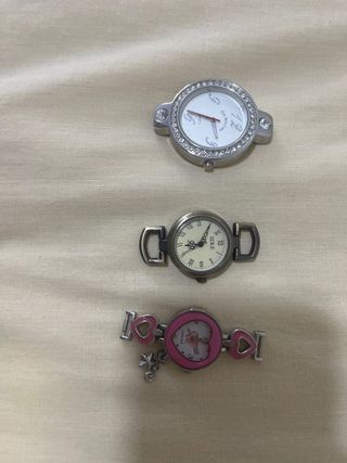 3 relojes: 2 plateados, 1 rosa