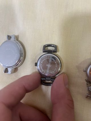 3 relojes: 2 plateados, 1 rosa