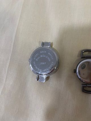 3 relojes: 2 plateados, 1 rosa