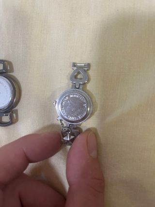 3 relojes: 2 plateados, 1 rosa