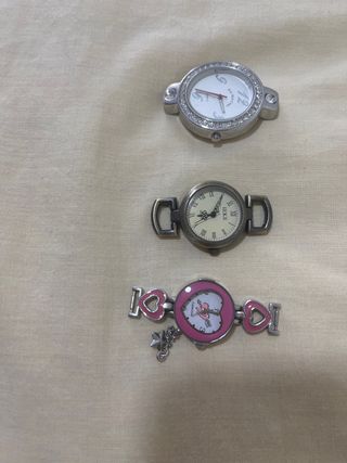 3 relojes: 2 plateados, 1 rosa