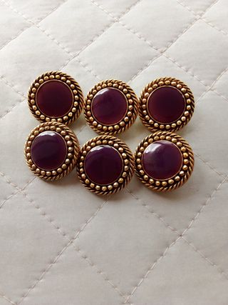6 Botones morados y dorados