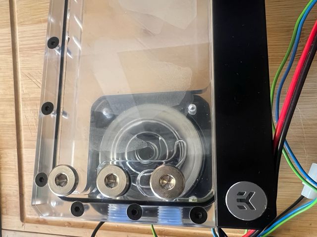 Bomba D5, EKWB EK-FLT 240 D5 D-RGB 