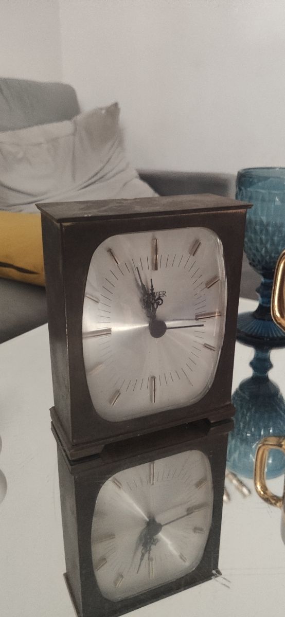 Reloj vintage de mesa antiguo