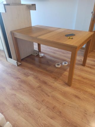 Mesa comedor extensible  con 4 sillas de madera 
