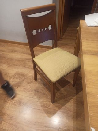 Mesa comedor extensible  con 4 sillas de madera 