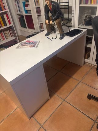 Escritorio Ikea blanco - 2 cajones/ ala de regalo