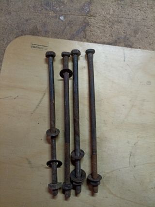 4 Tornillos antiguos somier madera