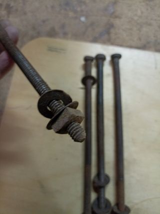 4 Tornillos antiguos somier madera