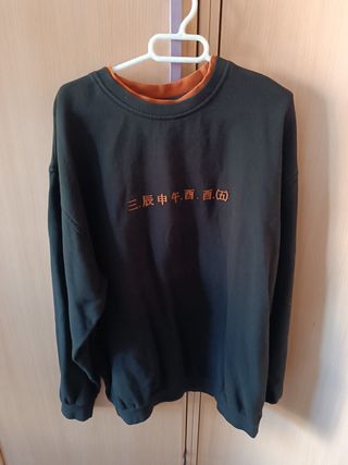 Sudadera negra y naranja