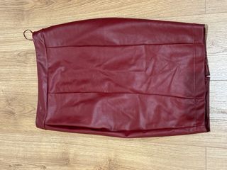 Falda midi polipiel burdeos