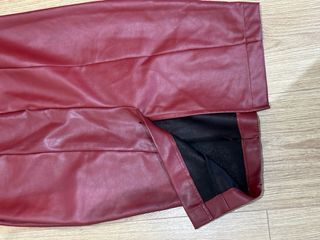 Falda midi polipiel burdeos