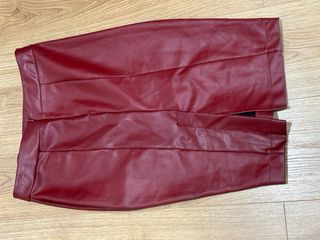 Falda midi polipiel burdeos