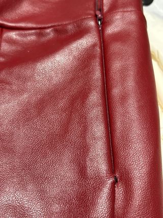 Falda midi polipiel burdeos