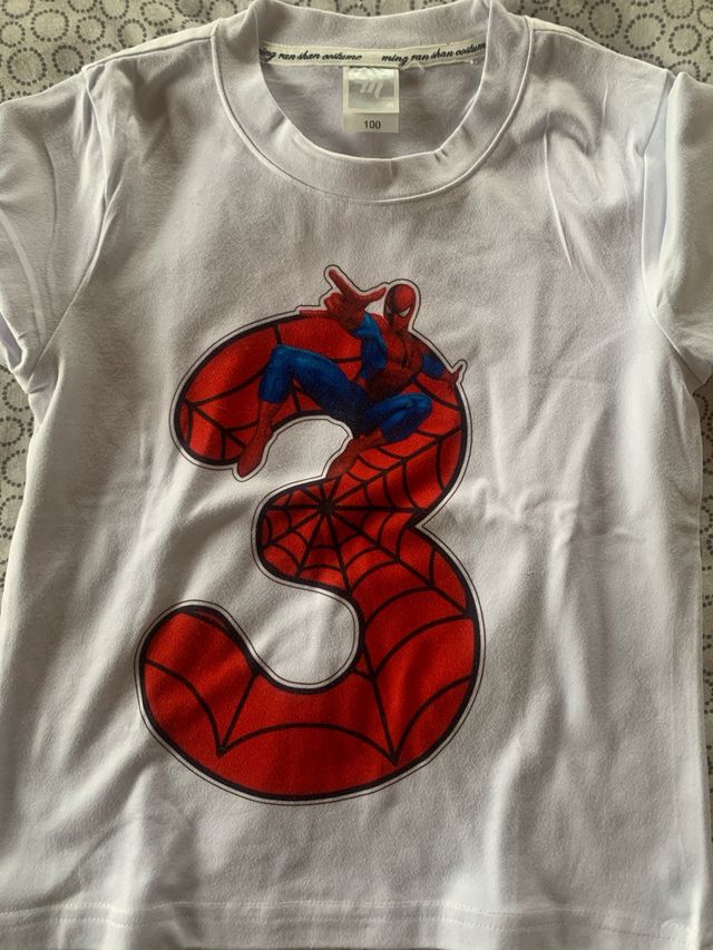 Camiseta, vela y corona Spiderman 3 años