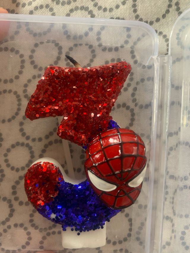 Camiseta, vela y corona Spiderman 3 años