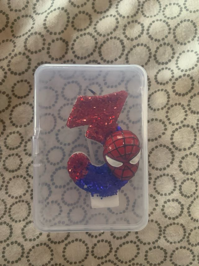 Camiseta, vela y corona Spiderman 3 años