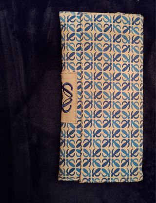 Bolso azul y beige estampado