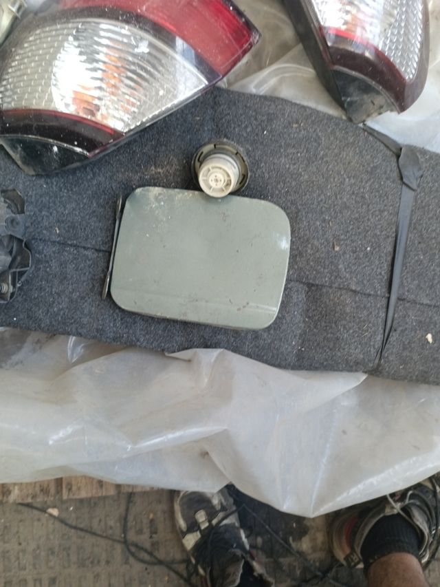 Tapa combustible Subaru Outback 2005