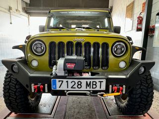 Paragolpes Jeep Wrangler JK + Winch Warn 8274. 