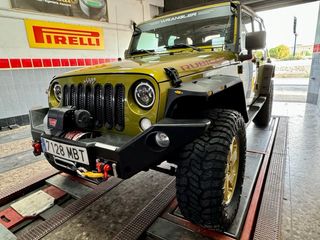Paragolpes Jeep Wrangler JK + Winch Warn 8274. 
