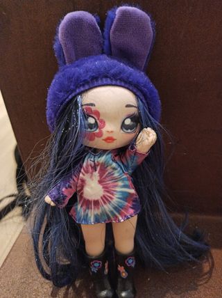 Muñeca con orejas de conejo