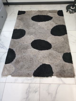 Alfombra moderna gris y negra