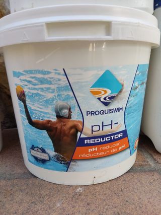 Productos de tratamiento de piscina: limpieza y PH