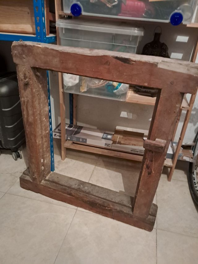 Marco ventana madera antiguo