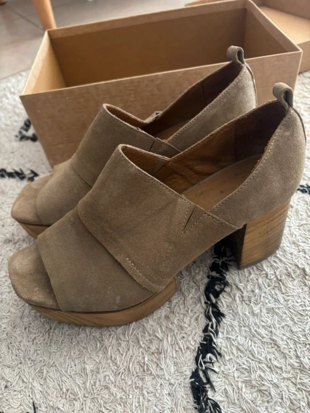 Zapatos tacón beige plataforma