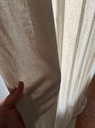 Tende beige con barra in legno
